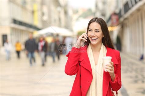 一位快乐的女士在街上用手机向相走来高清图片下载-正版图片304501028-摄图网