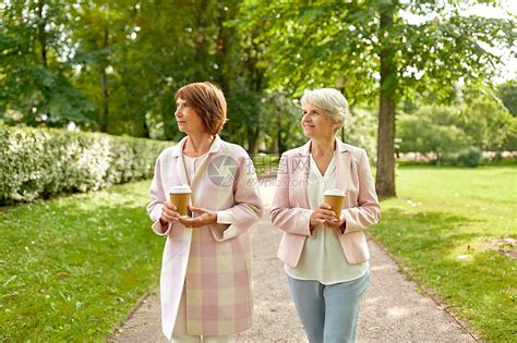 老退休人的两个老妇女朋友喝咖啡沿着夏季公园散步老年女子朋友公园喝咖啡高清图片下载-正版图片300069719-摄图网