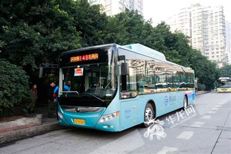 重庆一级踏步公交亮相148路 载客量更大配USB接口可为手机充电_媒体推荐_新闻_齐鲁网