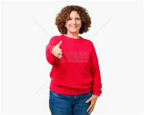 美丽的中年高龄女子的红色冬毛衣与孤立的背景相伴亲吻般的握手高清图片下载-正版图片505924387-摄图网