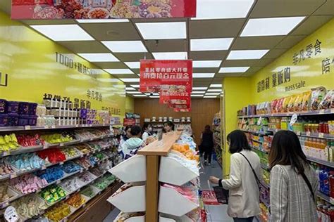风靡县城街头，年轻人在量贩零食店里“逛吃逛吃” | Foodaily每日食品