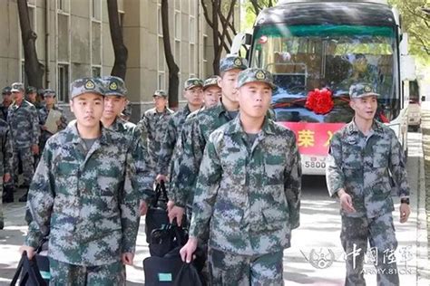 联勤保障部队8月1日起统一佩戴新式胸标、臂章 - 中国军网