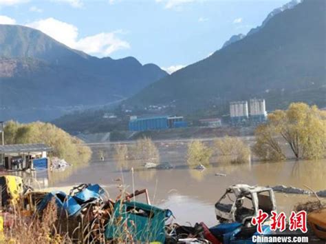 强降雨来袭 云南绥江三渡村道路被洪水冲毁-图片频道