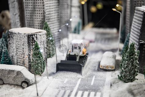有道路和灯光的小微型城市冬天晚上在雪地里装饰可爱的小房子创意假日概念圣诞节和新年高清图片下载-正版图片506333485-摄图网