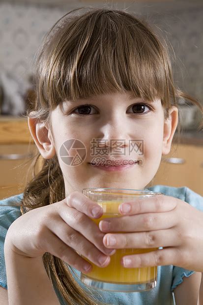 可爱笑笑的小女孩 七岁的女孩喝橙汁高清图片下载-正版图片320297792-摄图网