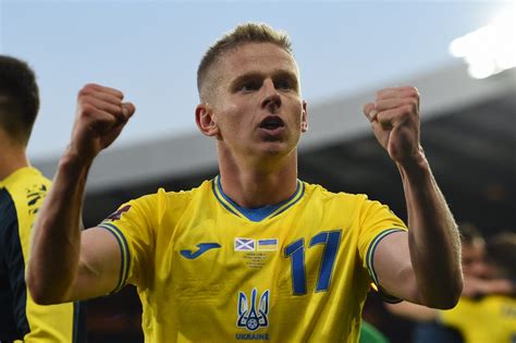 苏格兰1-3乌克兰 英超球员比拼 曼城津琴科又赢了利物浦罗伯逊|威尔士|津琴科|罗伯逊_新浪新闻