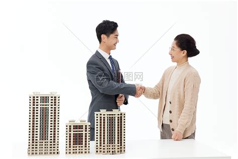 房产中介销售与老年顾客握手合作高清图片下载-正版图片507706087-摄图网
