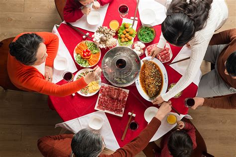 30多岁六个人火锅幸福家庭过年吃团圆饭高清图片下载-正版图片501971203-摄图网