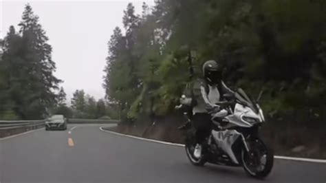 盘山公路上，摩托车驾驶员逆行弯道超车被撞负全责_凤凰网视频_凤凰网