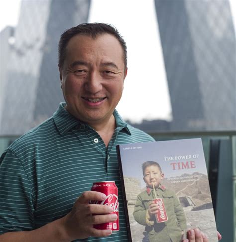当年第一个在长城上喝可乐的中国男孩，如今过得怎么样?