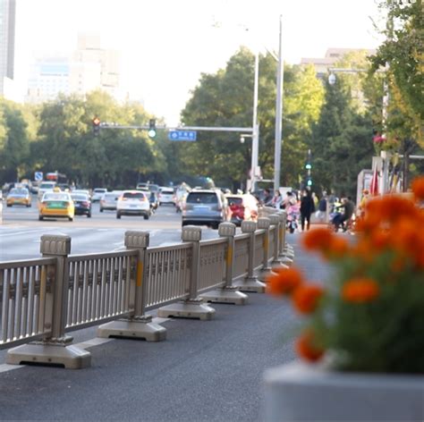 长安街延长线海淀段护栏优化完工 全线护栏外观协调统一 尽显中国风