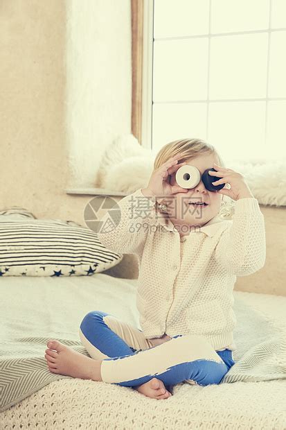 坐在床上的女幼儿遮住眼睛高清图片下载-正版图片501882174-摄图网