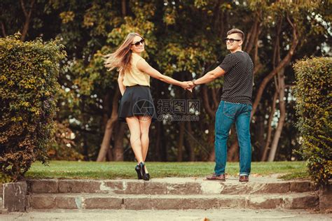 夫妻在公园散步女朋友和男在一起高清图片下载-正版图片304623985-摄图网
