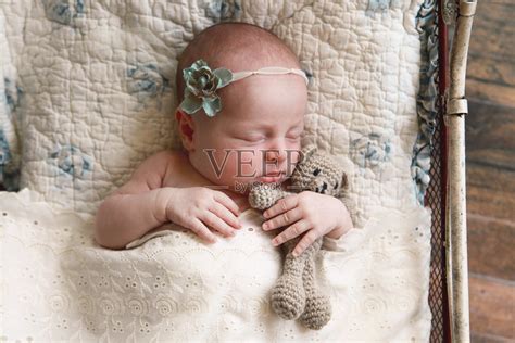 刚出生的女婴和泰迪熊一起睡觉照片摄影图片_ID:153672928-Veer图库