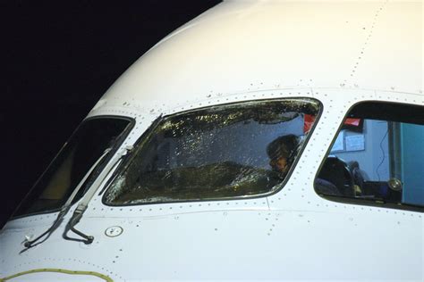 一架飞机上掉下一块冰 砸烂下面英国航空波音777挡风玻璃 - 民航 - 航空圈——航空信息、大数据平台