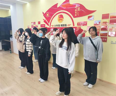 管理学院：团总支开展五四青年节优秀团干重温入团仪式-滁州职业技术学院