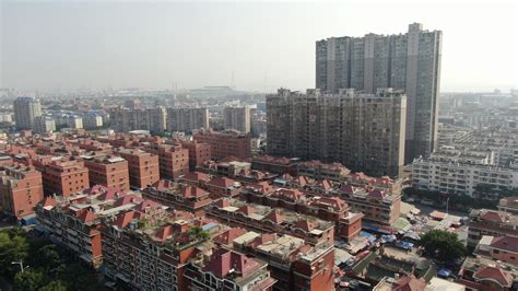 航拍俯瞰福建漳州台商投资区的角美龙池开发区，一座现代化的小镇