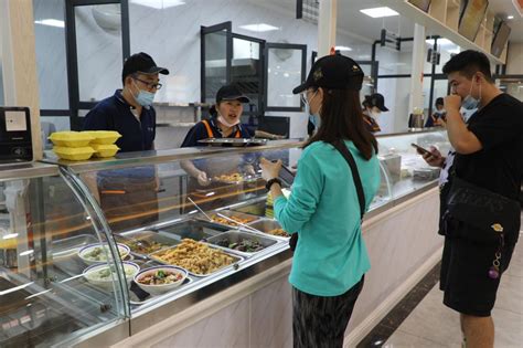 设置就餐指数并推动在线就餐。北京大学在“宿舍和教室旁边”开设了食堂。-足够资源