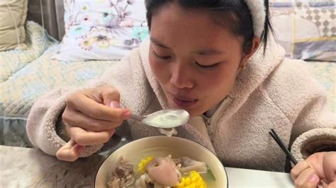 中国老公做饭系列之猪蹄玉米汤，老挝媳妇大姨子夸赞有加继续加油#外国媳妇#老挝大姨子#老公做饭_腾讯视频