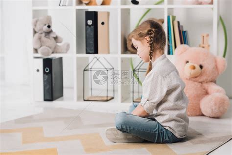 孤单的小孩坐在地板上在书高清图片下载-正版图片502664549-摄图网