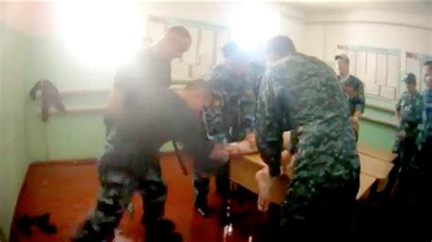 סרטון נדיר חשף עינויים קשים בכלא ברוסיה: ששה נעצרו - בעולם - הארץ