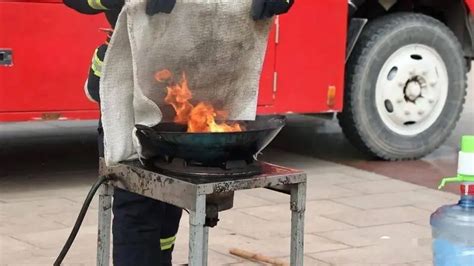 油锅起火时不正确的灭火方法是-百度经验