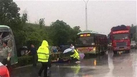 突发现场：江西鹰潭特大交通事故 公交车被撞12人死_凤凰网视频_凤凰网