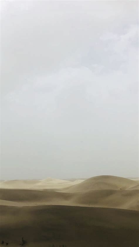 浩瀚无垠的沙漠中人显得多么渺小