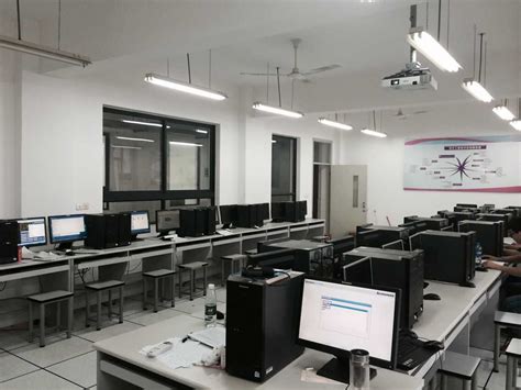 上海科学技术职业学院数控编程实训室