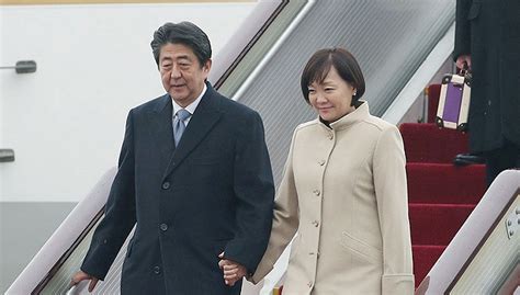 “坐山观虎斗”！日本自民党总裁选举，这两个人才是幕后大佬