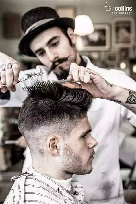 洗人头发在理发店的理发师高清摄影大图-千库网