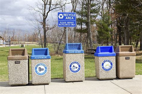回收区废料金属环境绿色垃圾蓝色垃圾桶公园材料高清图片下载-正版图片320630183-摄图网