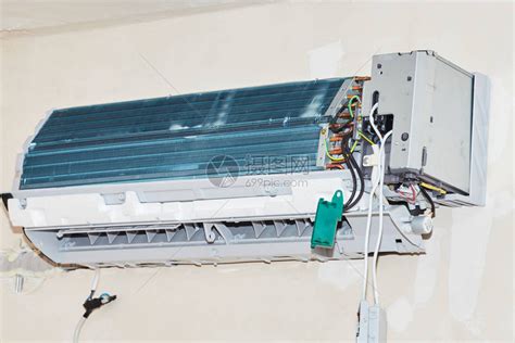 逆变器空调服务维修和保养理念专家清洁和修理壁挂式空调图片技术员清洗空高清图片下载-正版图片506307220-摄图网