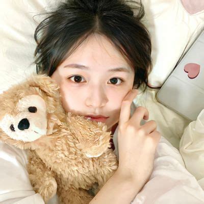 温柔淡妆圆脸女生头像