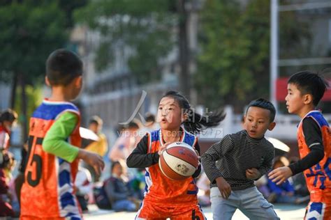 贵州凯里：萌娃乐享篮球赛-人民图片网