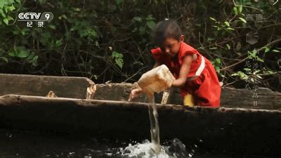 翻山涉水上学路——尼泊尔 尼泊尔学生利用钢索上的铁筐过河