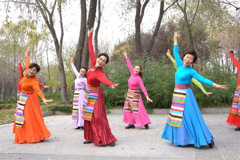 广场舞格桑拉圈圈舞蹈版本 最新藏族舞示范教学 民族交谊舞展示