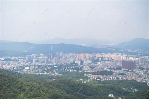 震撼！山顶俯瞰重庆万州，高楼大厦云雾缭绕夕阳西下，你喜欢吗？