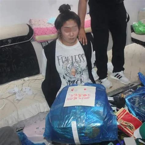 女毒贩家中被擒 床头缴获数捆现金[组图]_资讯_凤凰网
