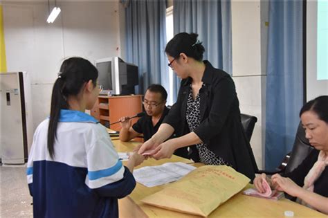 我校举行2018年春季四类学生免学杂费现金发放仪式 - 江西省高安中学