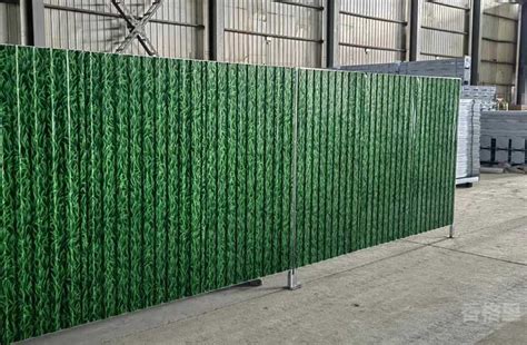小草彩钢围挡施工铁皮围挡工地建筑围蔽草坪围栏工程绿色围墙护栏-阿里巴巴