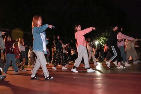 年轻人开始跳广场舞说明了什么 年轻人喜欢跳广场舞的原因 _八宝网