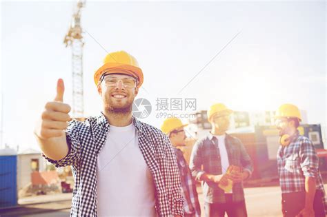 商业,建筑,队合作,手势人的群微笑的建设者硬汉中展示大拇指户外高清图片下载-正版图片300399325-摄图网