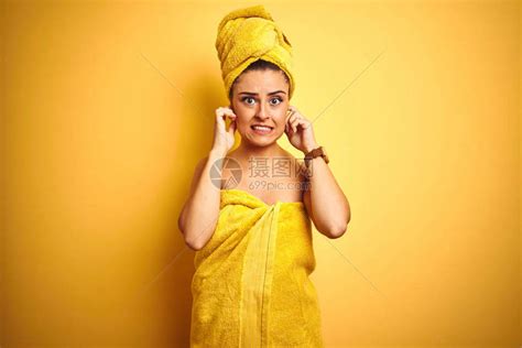 年轻漂亮的女人在淋浴后穿着毛巾高清图片下载-正版图片506191215-摄图网