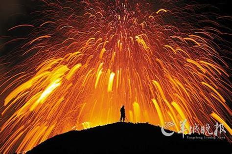 爆发中的艾雅法拉火山，冰岛 (© moodboard/Cultura/Getty Images)