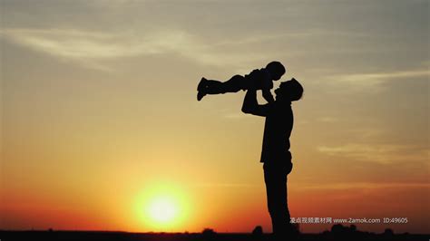 洪天明和妻儿在内地团聚分享温馨日常 两个儿子同时亲吻其脸颊