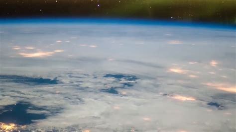 这里是太空，下面的冰冻草原上隐约可见极光_凤凰网视频_凤凰网