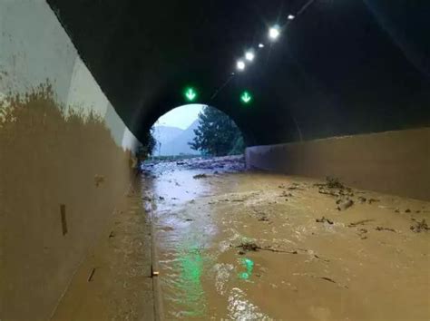 突发！四川石棉隧道出口发生泥石流，高速交警紧急抢险