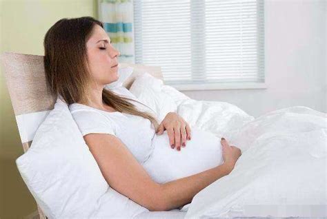孕妇睡觉会压到宝宝吗 孕期为什么要左侧卧睡觉 _八宝网