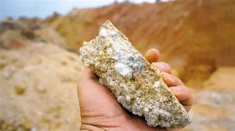 稀土知识小课堂—稀土矿物都有什么 #北方稀土# 按照稀土元素在矿物中的赋存状态，稀土矿物可为三种类型：（1）参与形成矿物的晶体结构，是构成矿物 ...